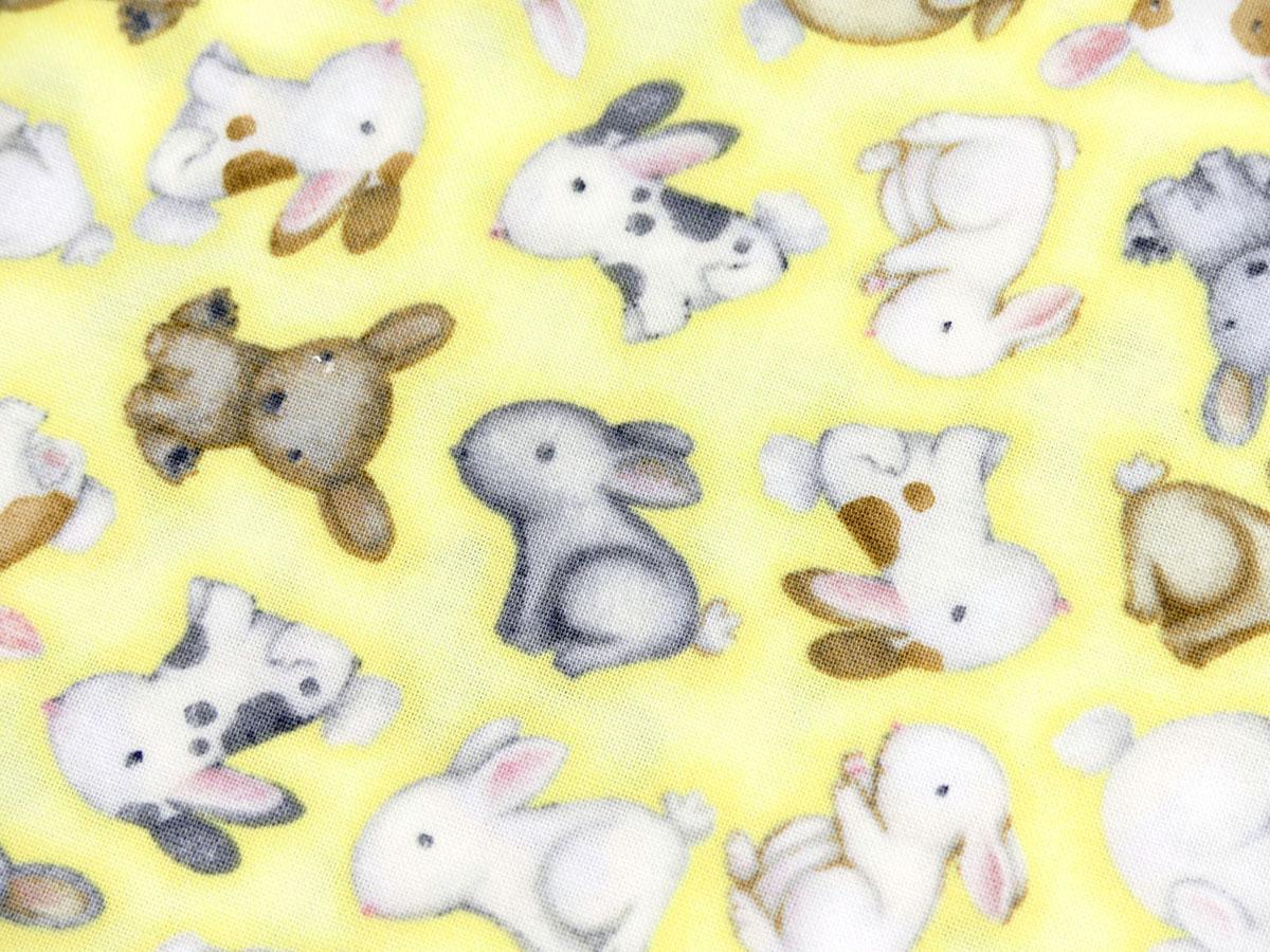 Patchworkstoff mit Hasenbabies aus der Kollektion Farm Babies mit gelben Hintergrund Nahansicht